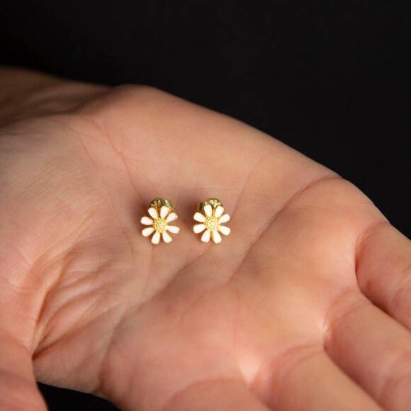 925 Silver Daisy Flower Stud Earrings Silver or Gold Finish | Minimalist Jewelry - Picture 3 of 3